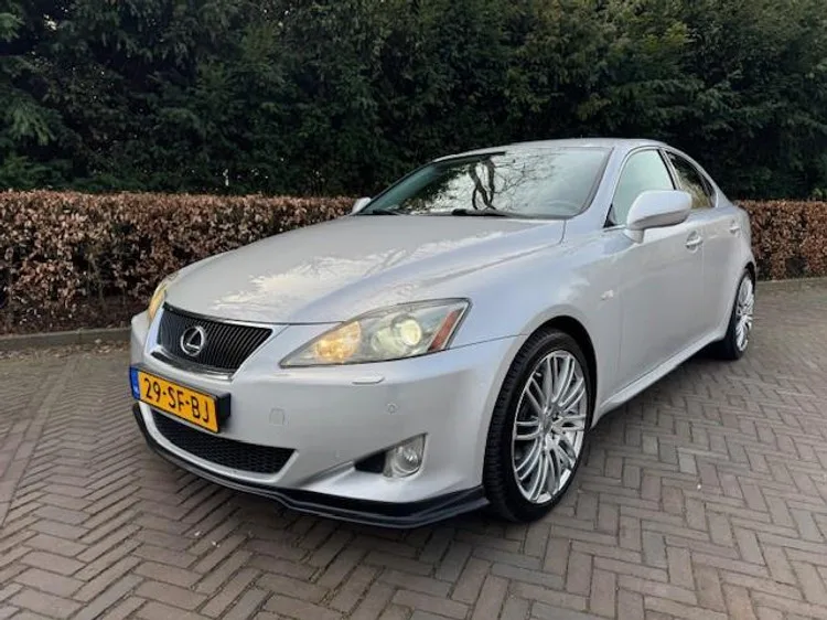 Lexus IS (2005) — foto 1
