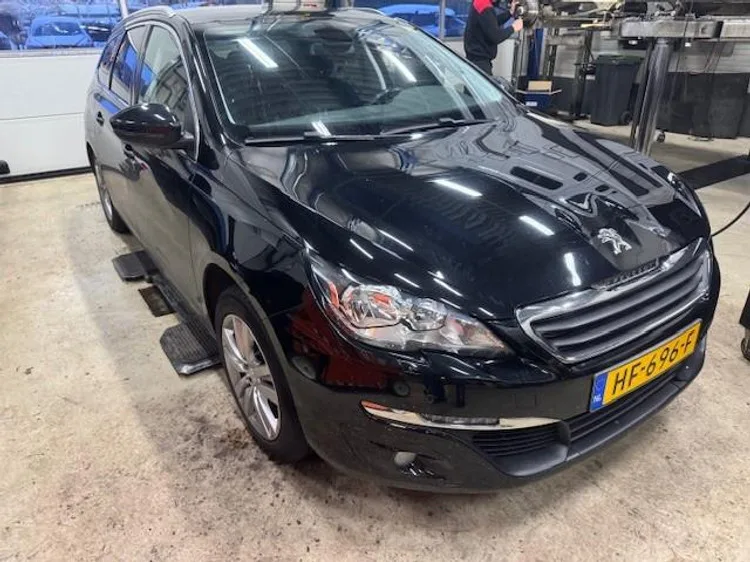 Peugeot 308 (2015) — foto 1