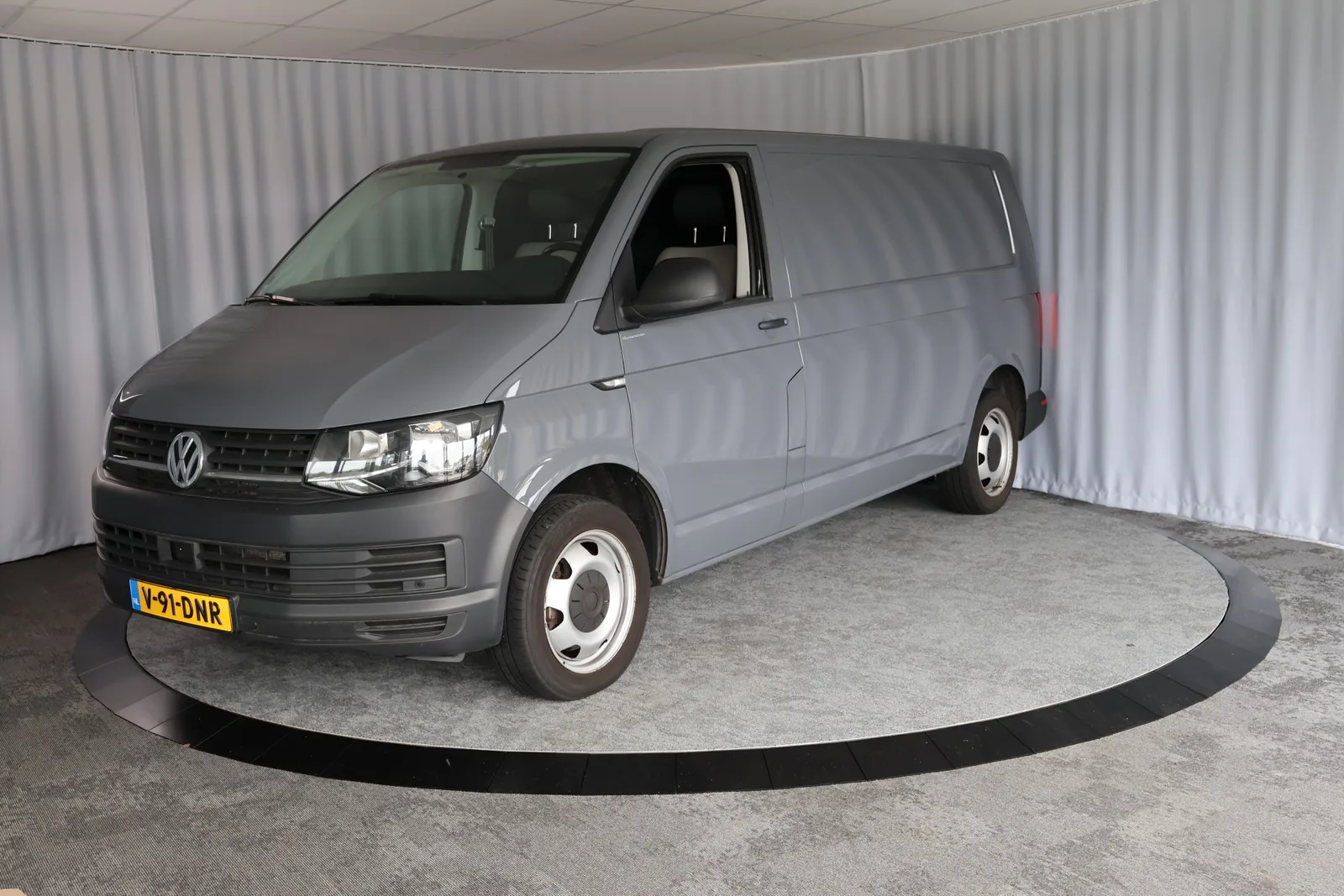 Volkswagen Transporter (2018) — foto 1