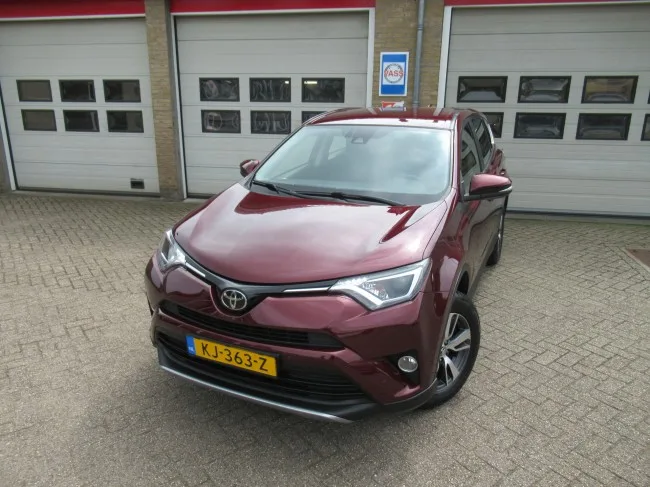 Toyota RAV4 (2016) — foto 1