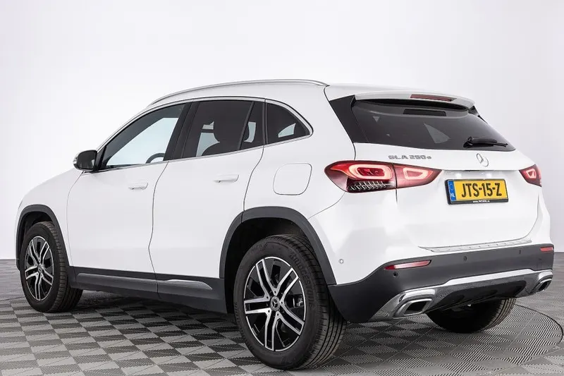 Mercedes-Benz GLA (2023)