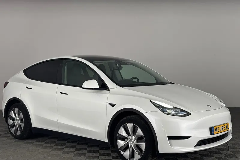 Tesla Model Y (2023)