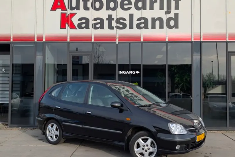 Nissan Almera Tino (2003)