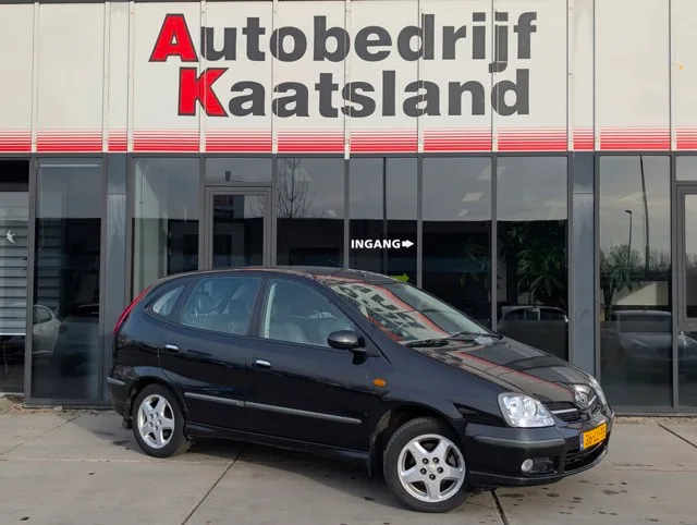 Nissan Almera Tino (2003) — foto 1