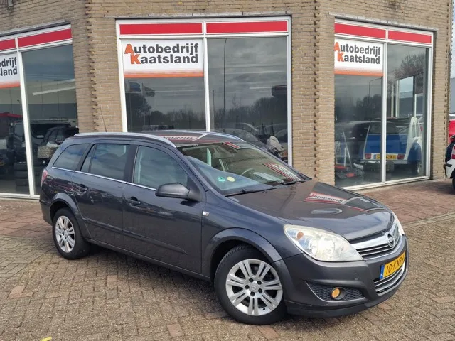 Opel Astra (2010) — foto 1