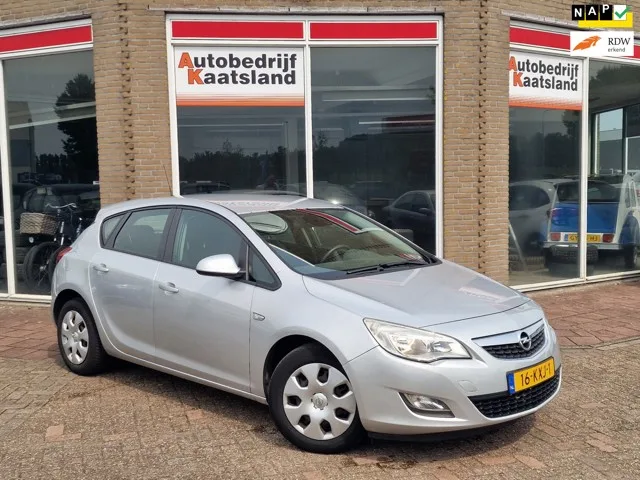 Opel Astra (2010) — foto 1