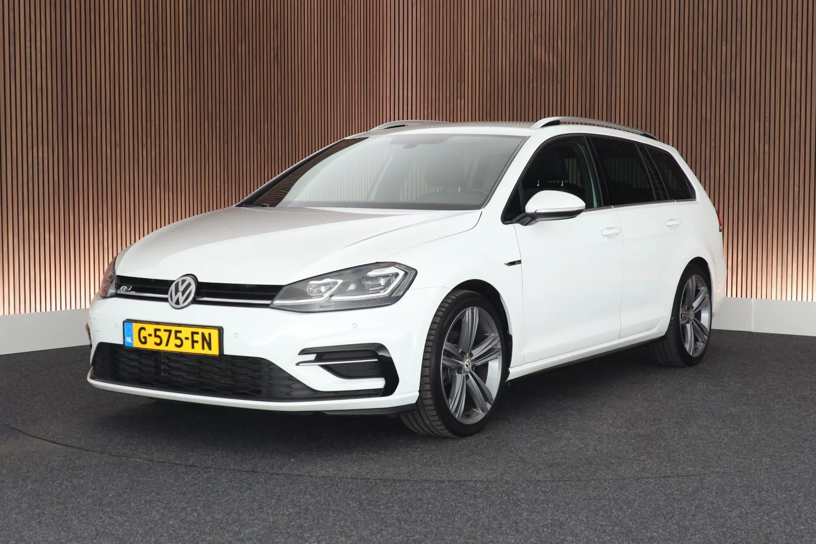 Volkswagen Golf (2019) — foto 1
