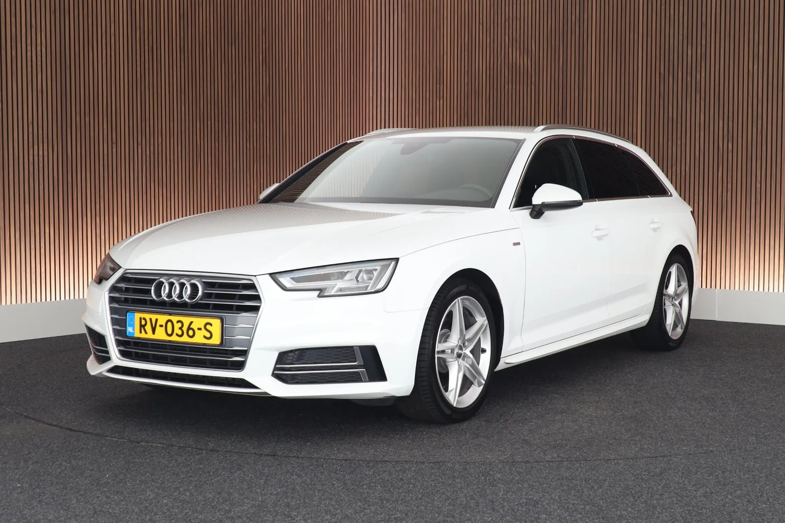 Audi A4 (2018) — foto 1