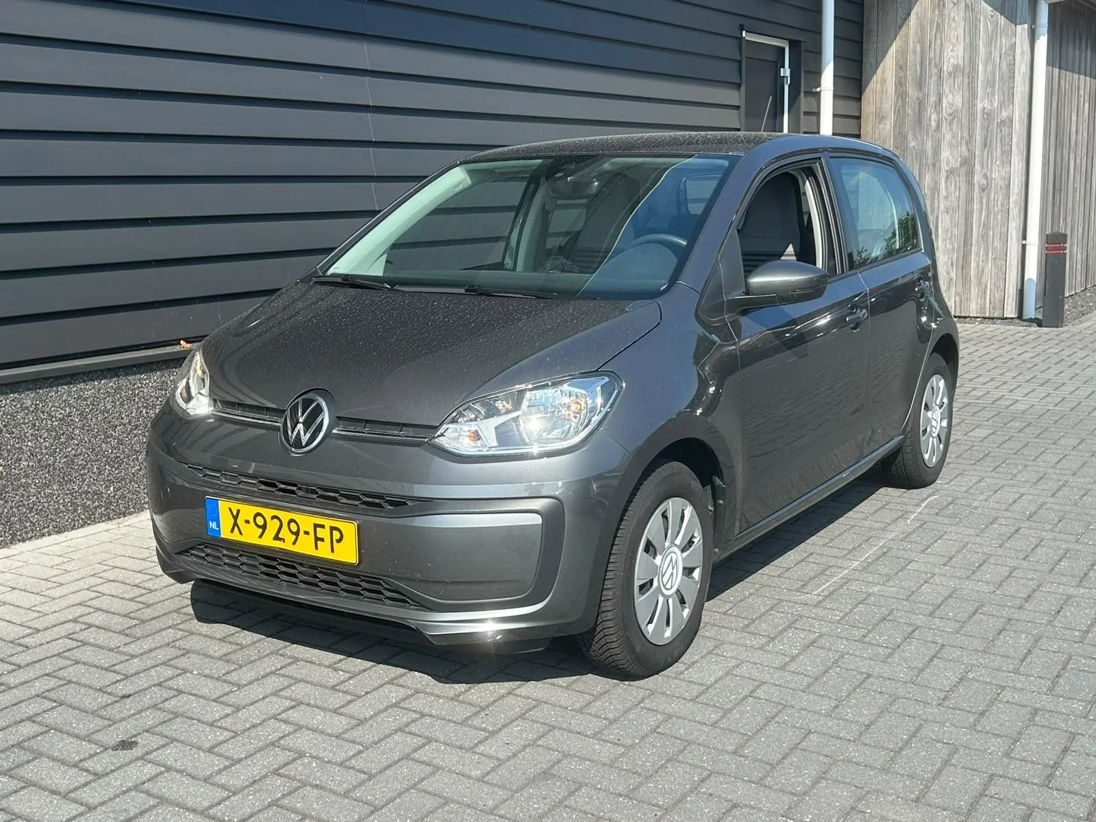 Volkswagen Up! (2023) — foto 1
