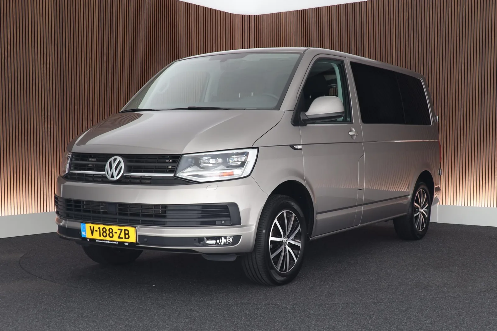 Volkswagen Transporter (2019) — foto 1