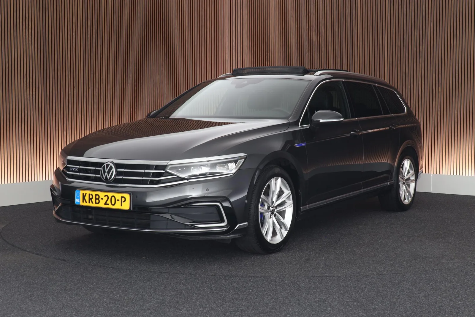 Volkswagen Passat (2022) — foto 1