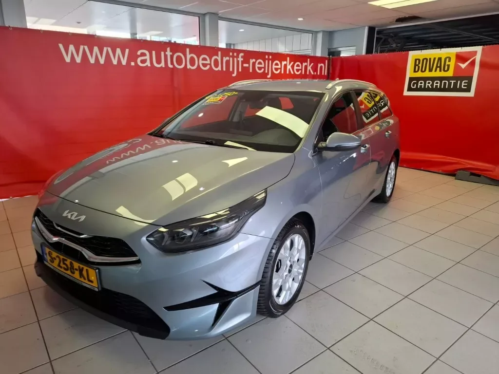 Kia Ceed Sportswagon (2023) — foto 1