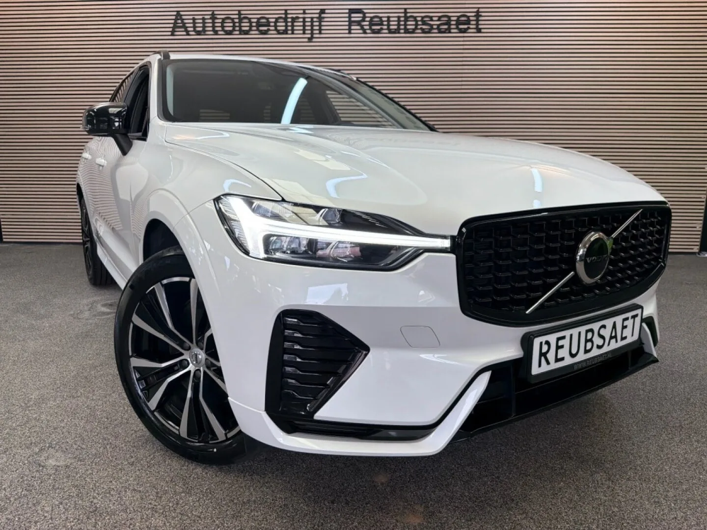 Volvo XC60 (2024) — foto 1