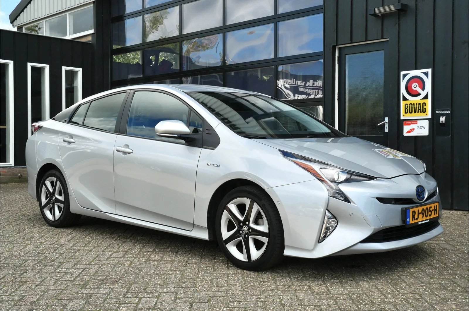 Toyota Prius (2017) — foto 1