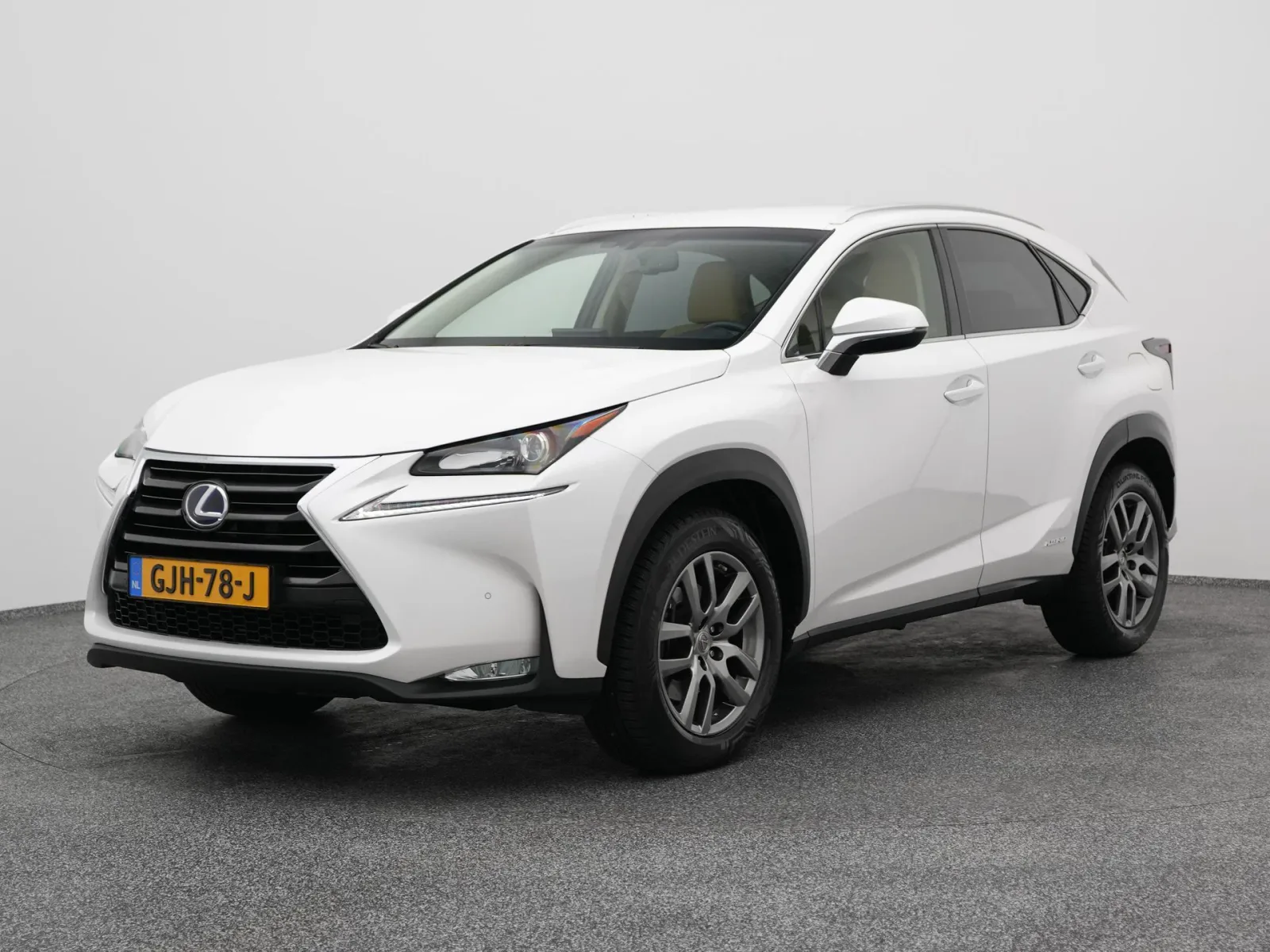 Lexus NX (2016) — foto 1