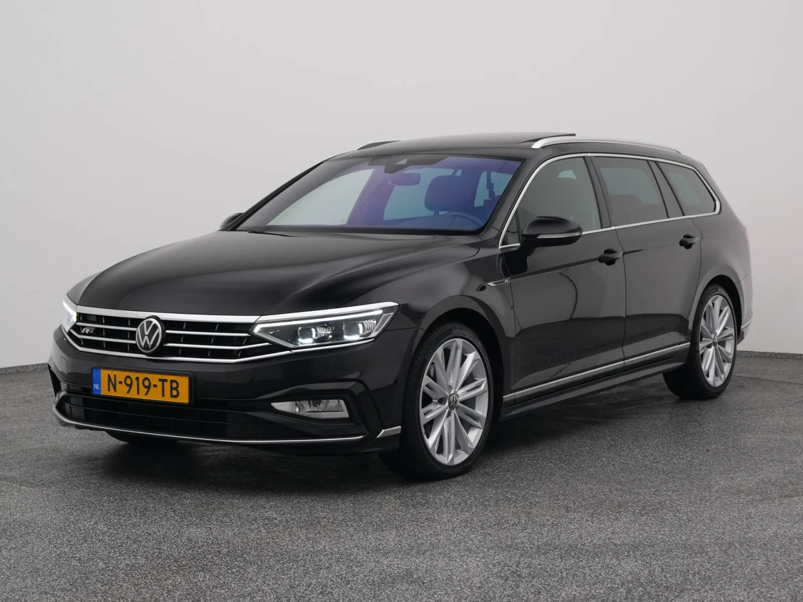 Volkswagen Passat (2022) — foto 1