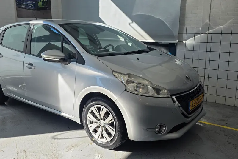 Peugeot 208 (2012)