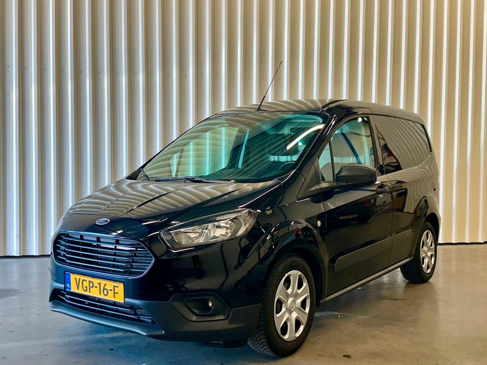 Ford Transit Courier (2020) — foto 1
