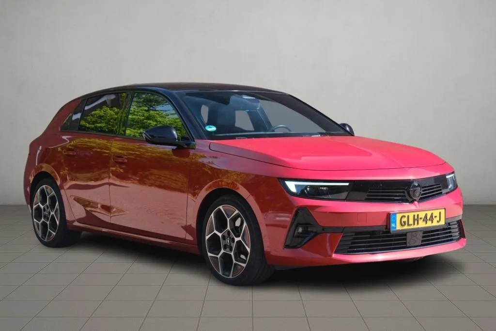 Opel Astra (2022) — foto 1