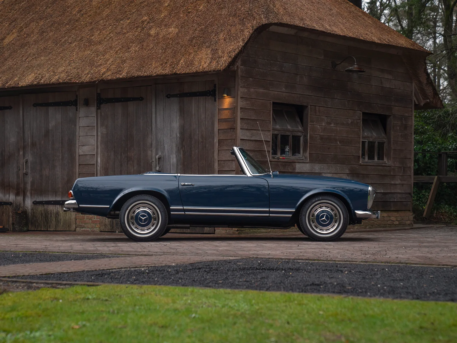 Mercedes-Benz 200-Serie (1968) — foto 1