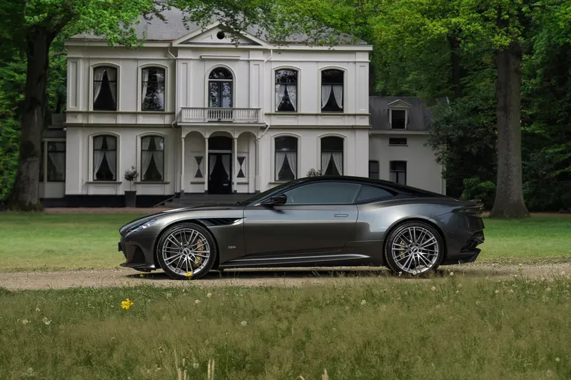 Aston Martin DBS (2020)