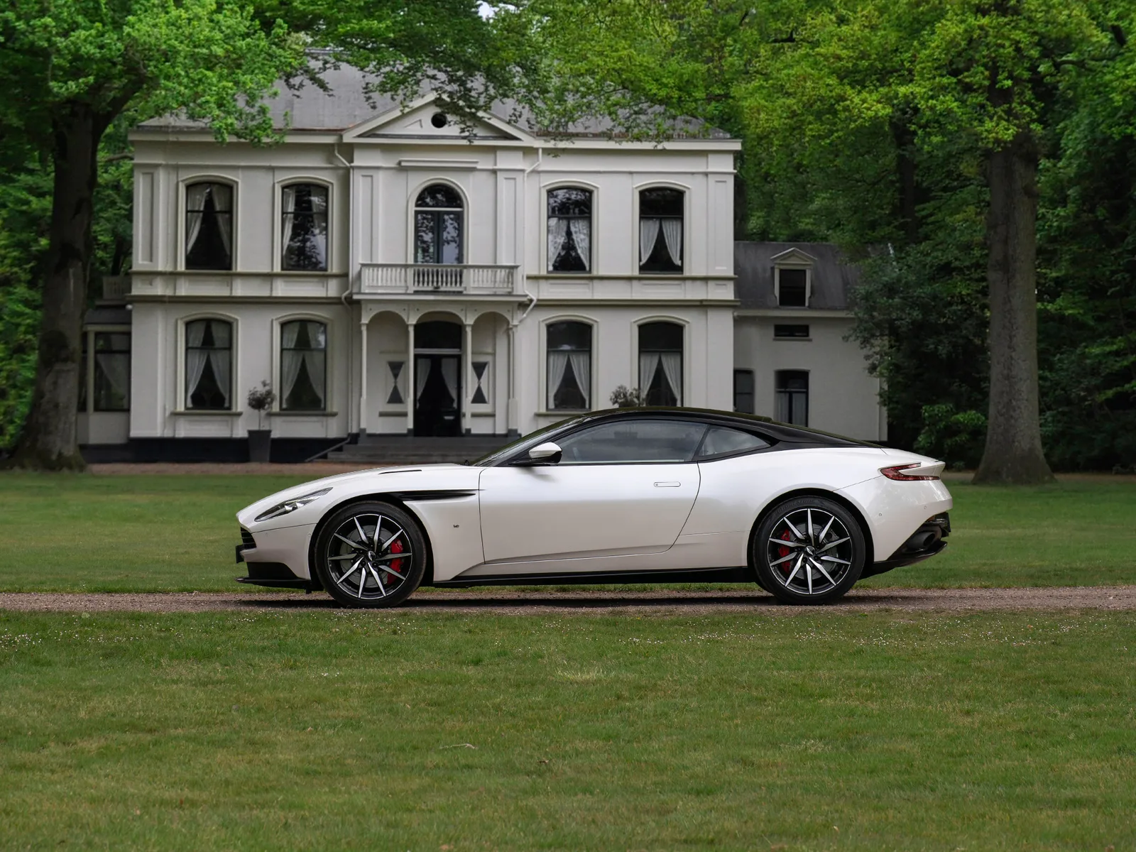 Aston Martin DB11 (2016) — foto 1