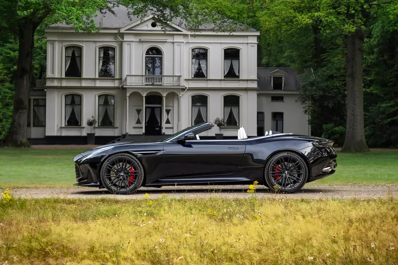Aston Martin DB12 Volante (2024)