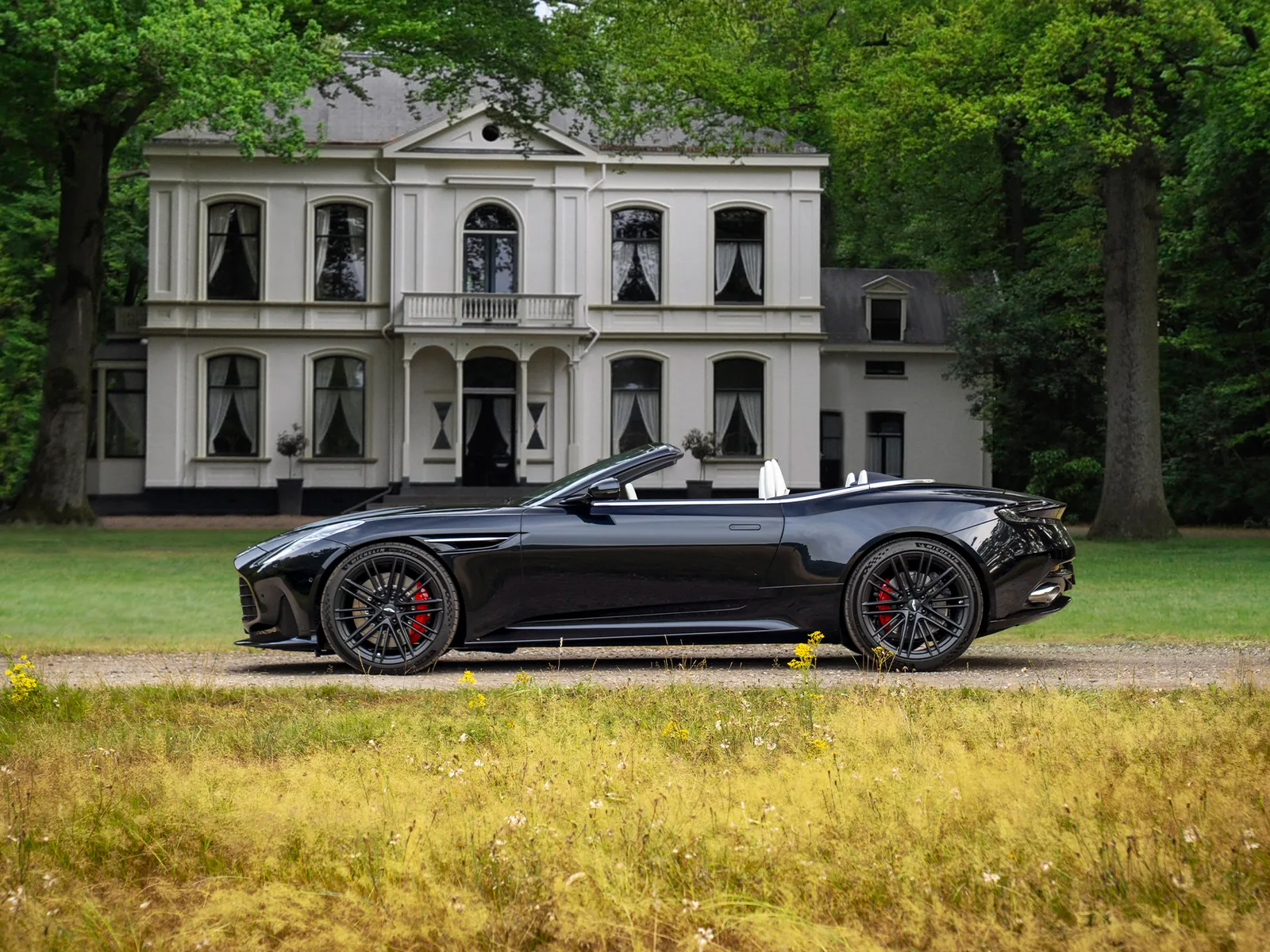 Aston Martin DB12 Volante (2024) — foto 1