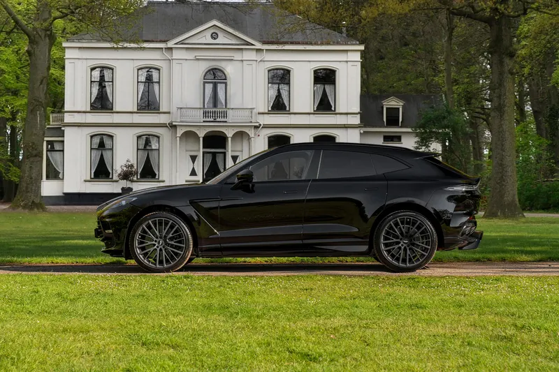 Aston Martin DBX (2023)