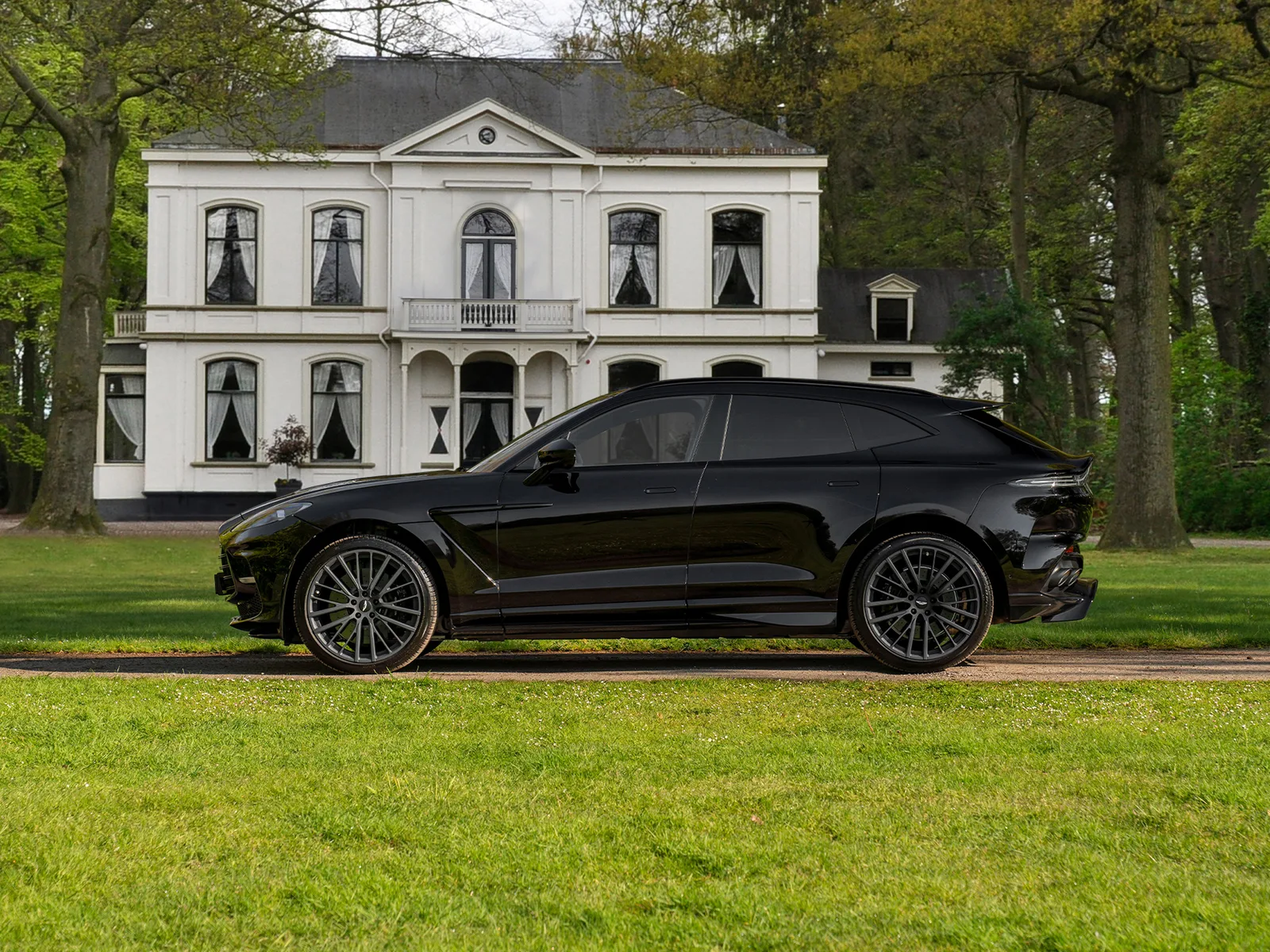 Aston Martin DBX (2023) — foto 1