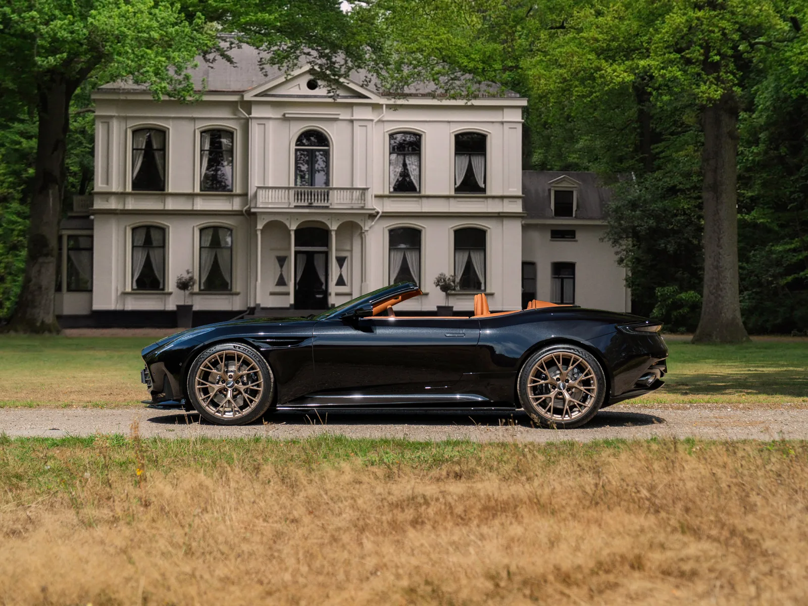 Aston Martin DB12 Volante (2026) — foto 1