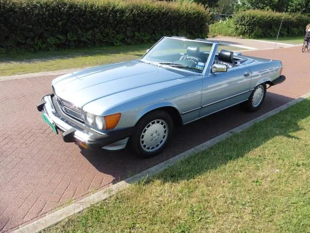 Mercedes-Benz 560 SL (1986) — foto 1