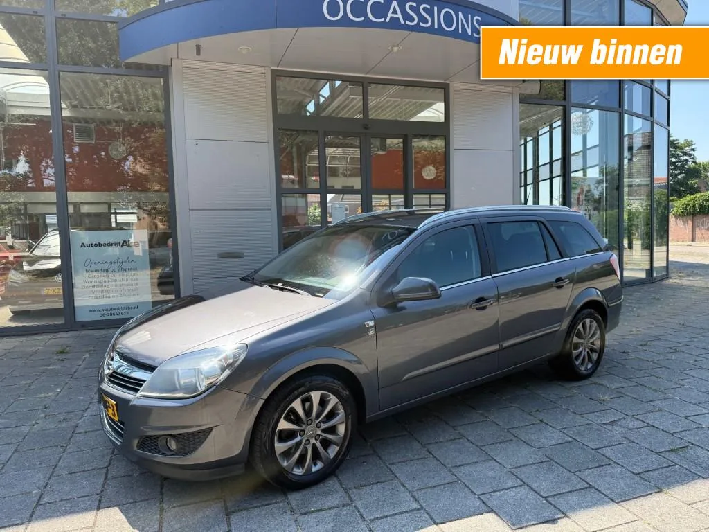Opel Astra (2010) — foto 1