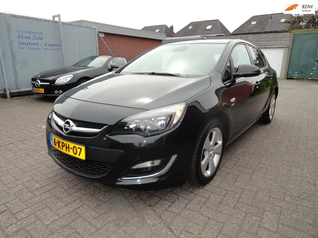 Opel Astra (2013) — foto 1