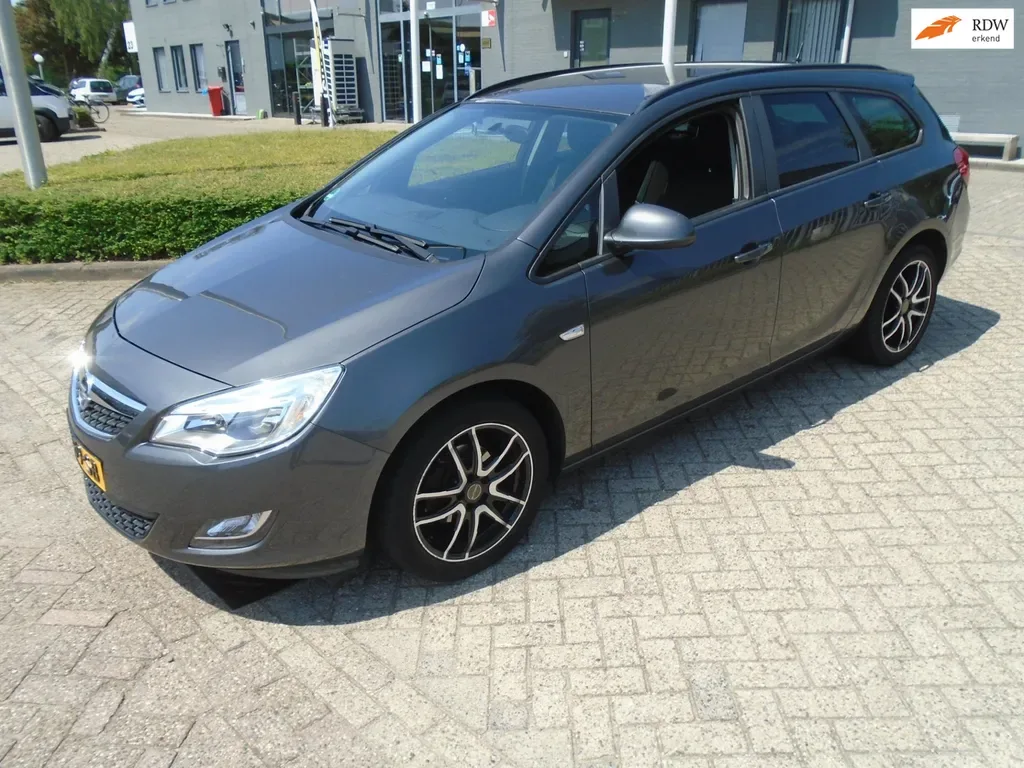 Opel Astra (2012) — foto 1
