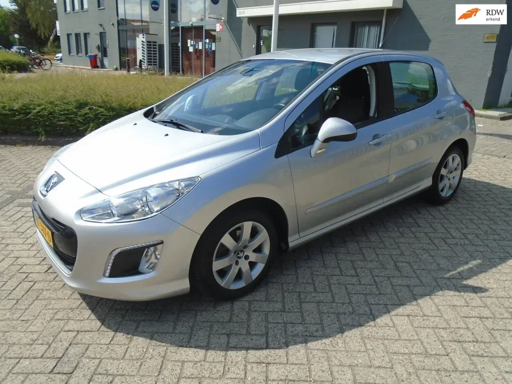 Peugeot 308 (2011) — foto 1