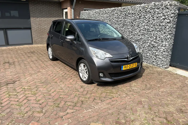 Toyota Verso-S (2013)