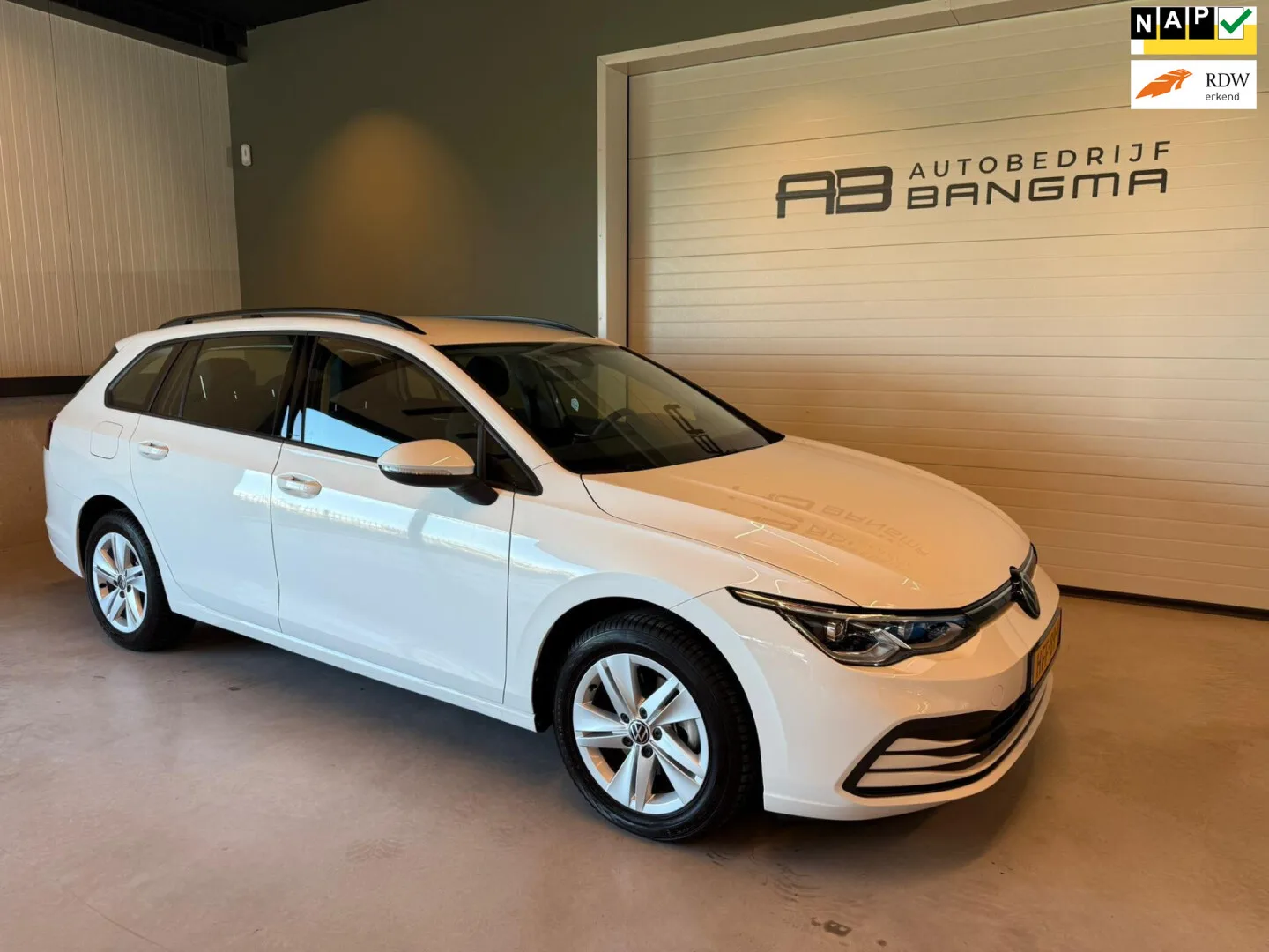 Volkswagen Golf (2023) — foto 1