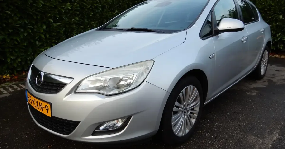 Opel Astra (2010) — foto 1