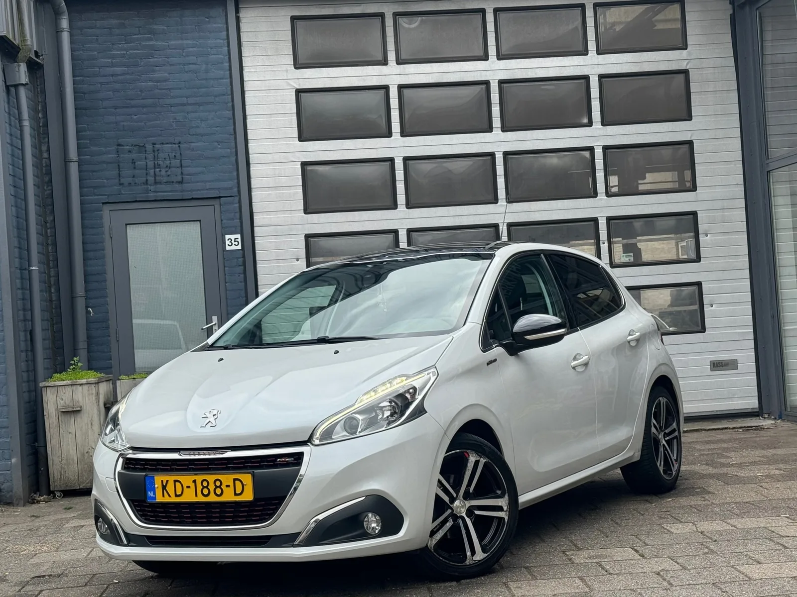 Peugeot 208 (2016) — foto 1