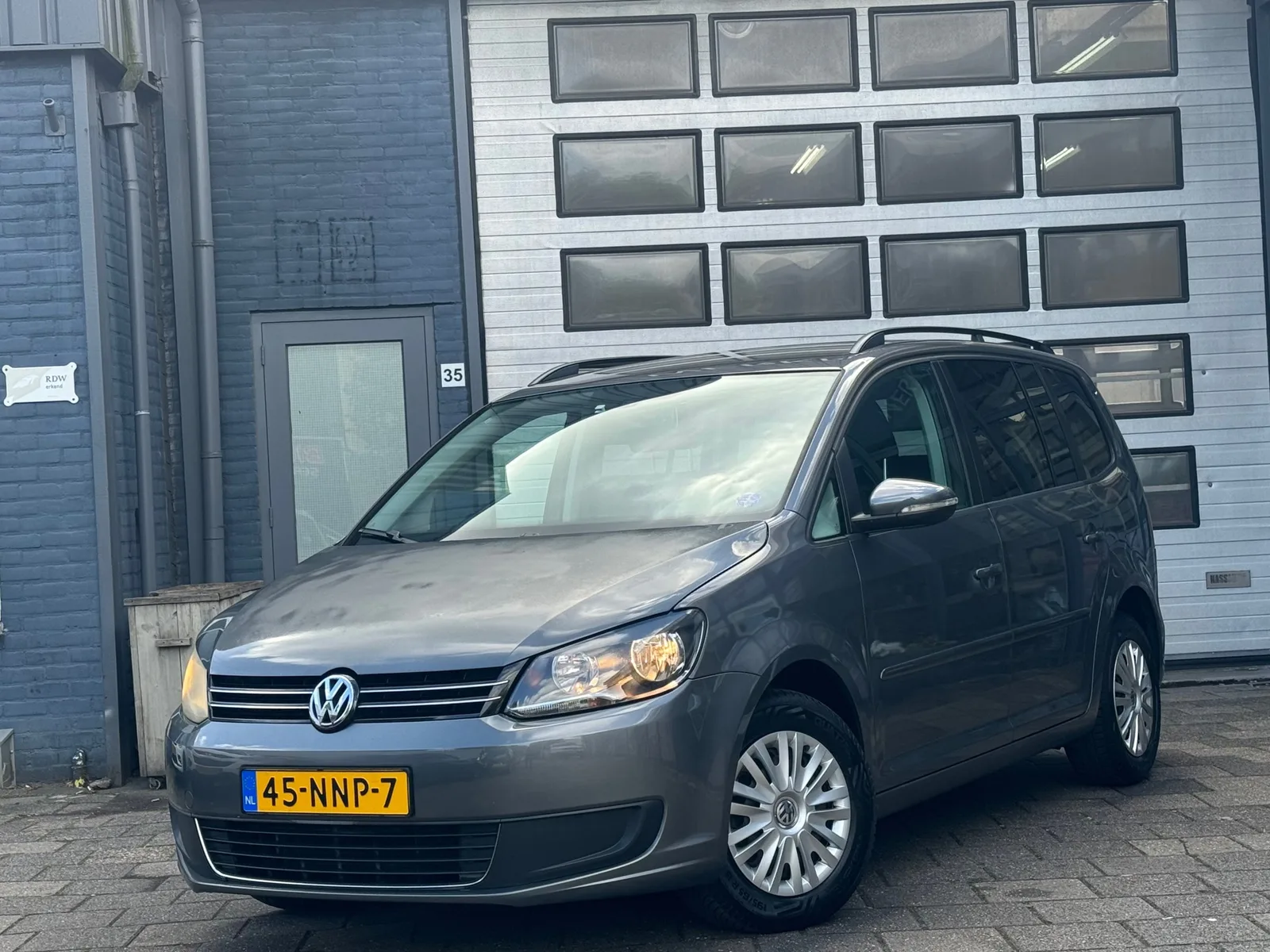 Volkswagen Touran (2010) — foto 1