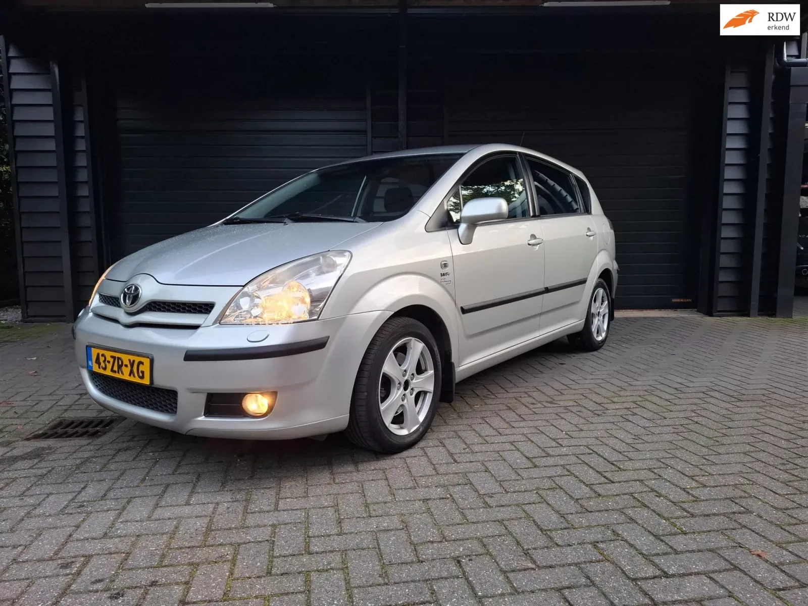 Toyota Corolla Verso (2005) — foto 1
