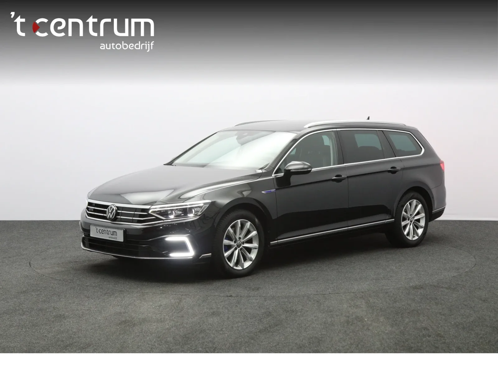 Volkswagen Passat (2022) — foto 1