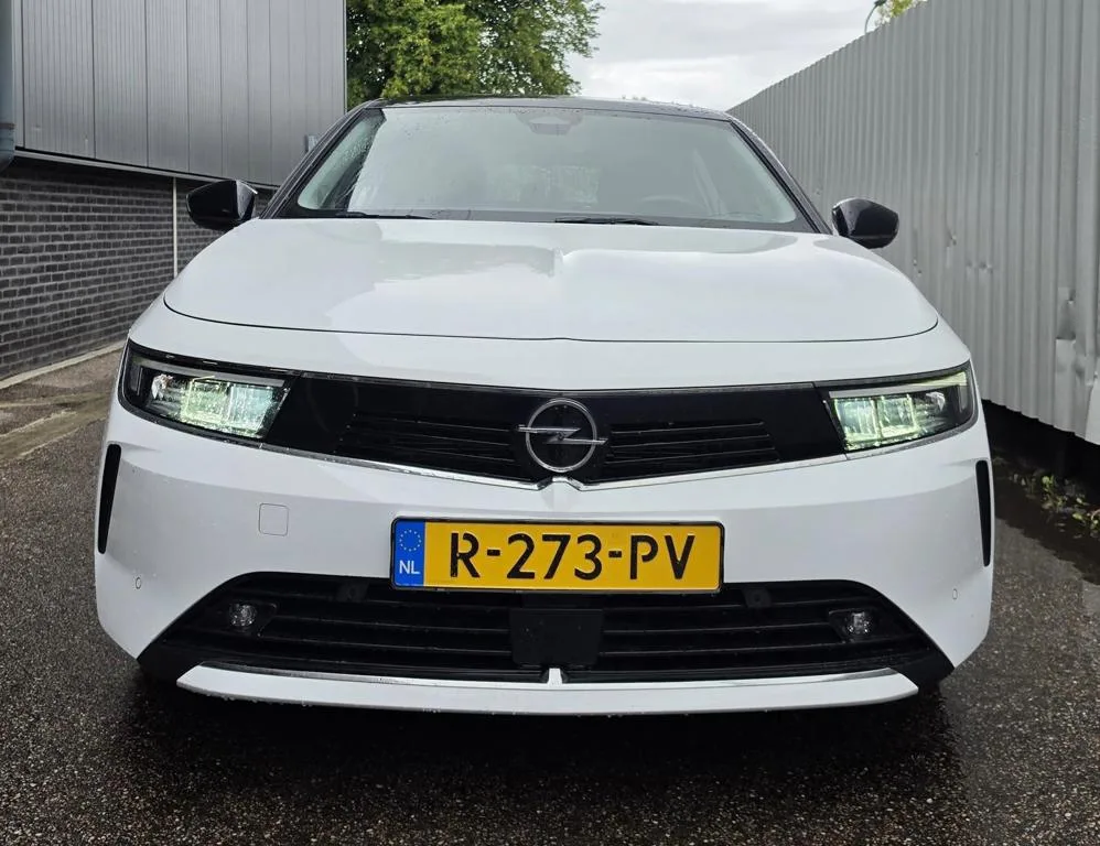 Opel Astra (2022) — foto 1