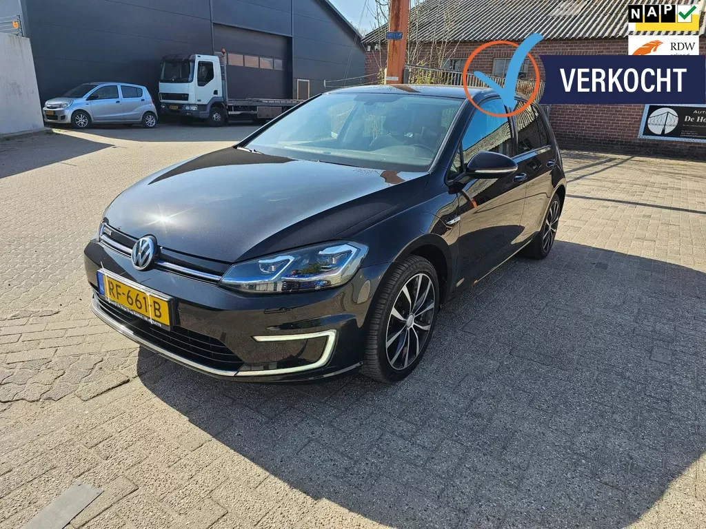 Volkswagen E-Golf (2017) — foto 1