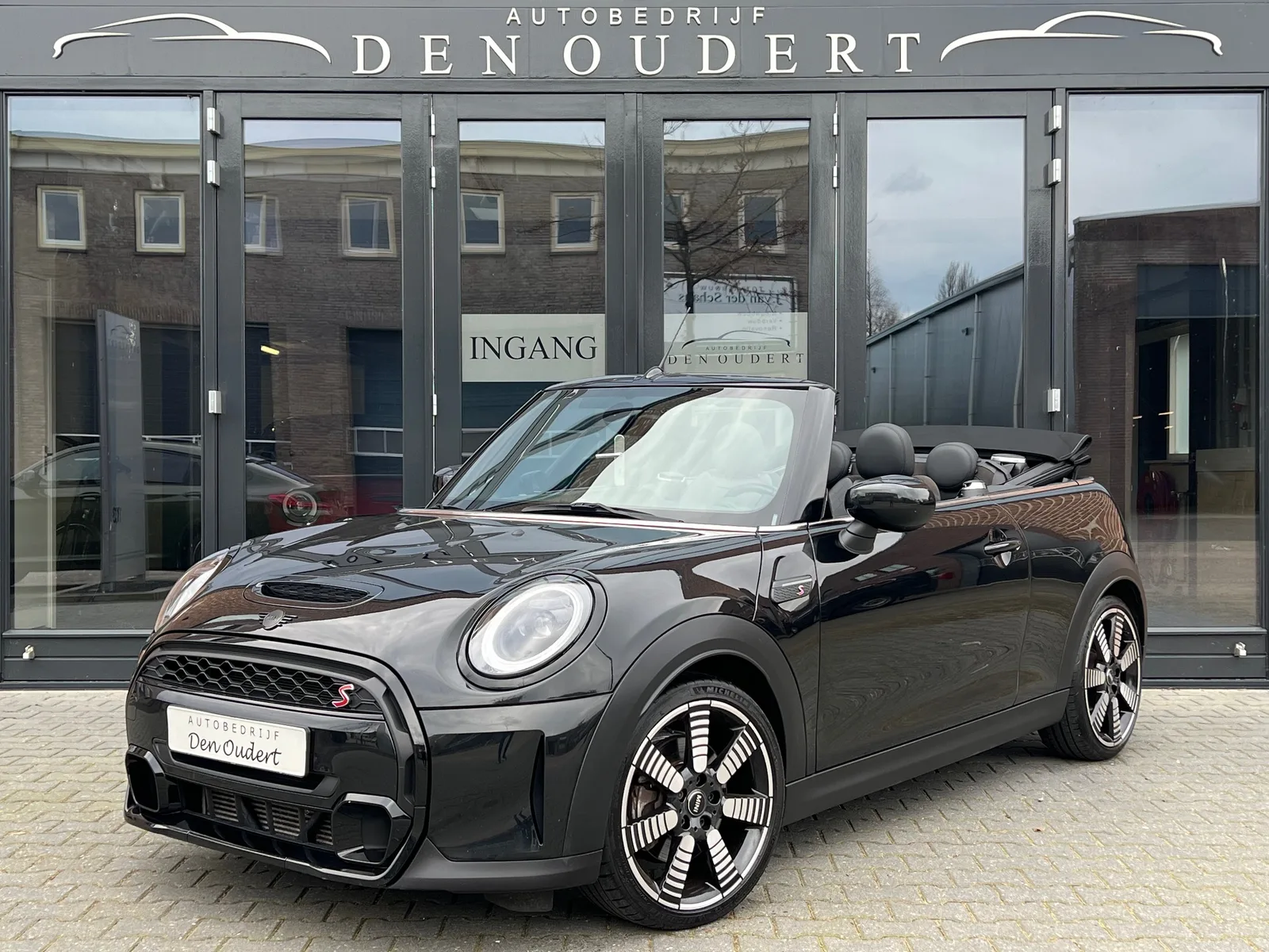 MINI Cabrio (2023) — foto 1
