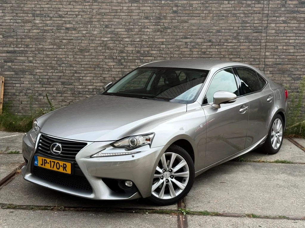 Lexus IS (2016) — foto 1