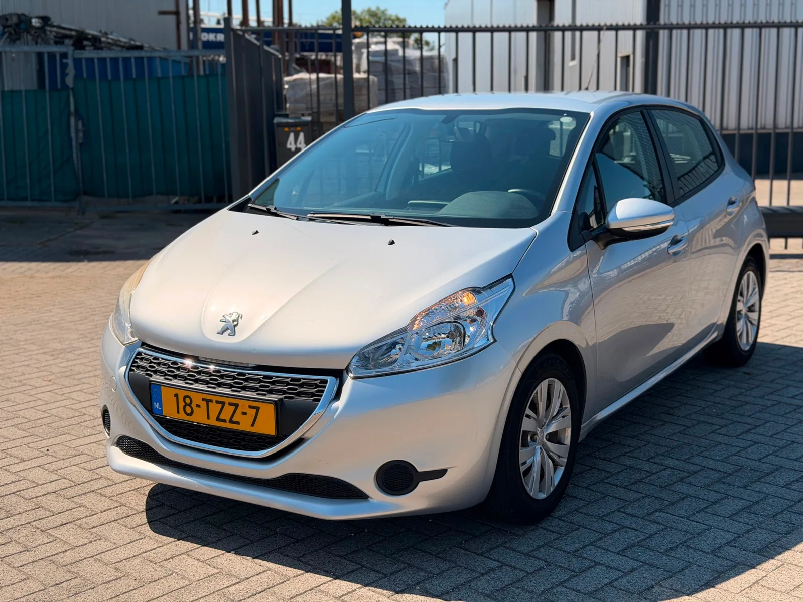 Peugeot 208 (2012) — foto 1