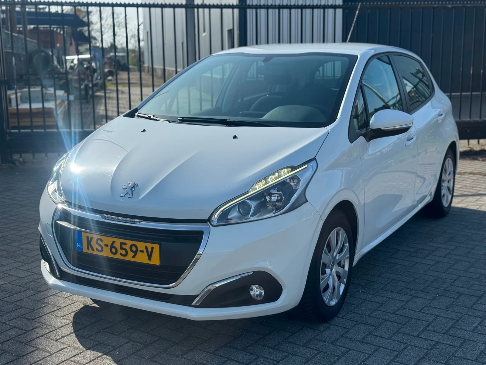 Peugeot 208 (2016) — foto 1