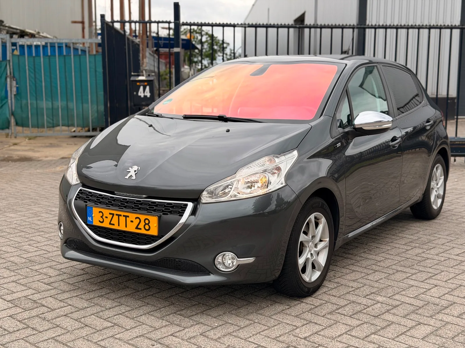 Peugeot 208 (2015) — foto 1